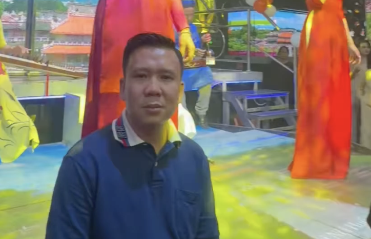 Quan bia o Hue gay sot vi cho khach nghe dan ca, xem trinh dien ao dai hinh anh