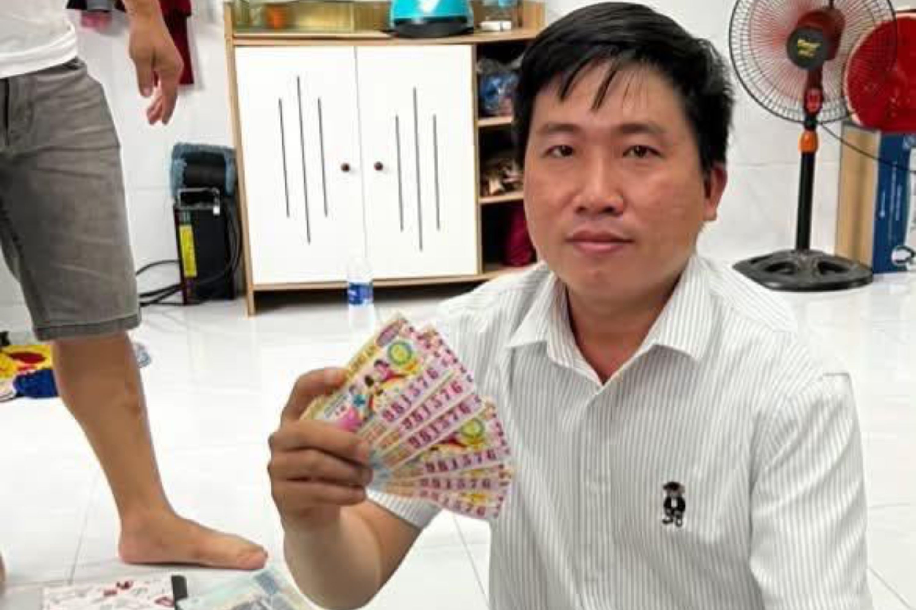 Di via Ba Chua Xu, nguoi dan ong TP.HCM trung doc dac 12 ty dong hinh anh