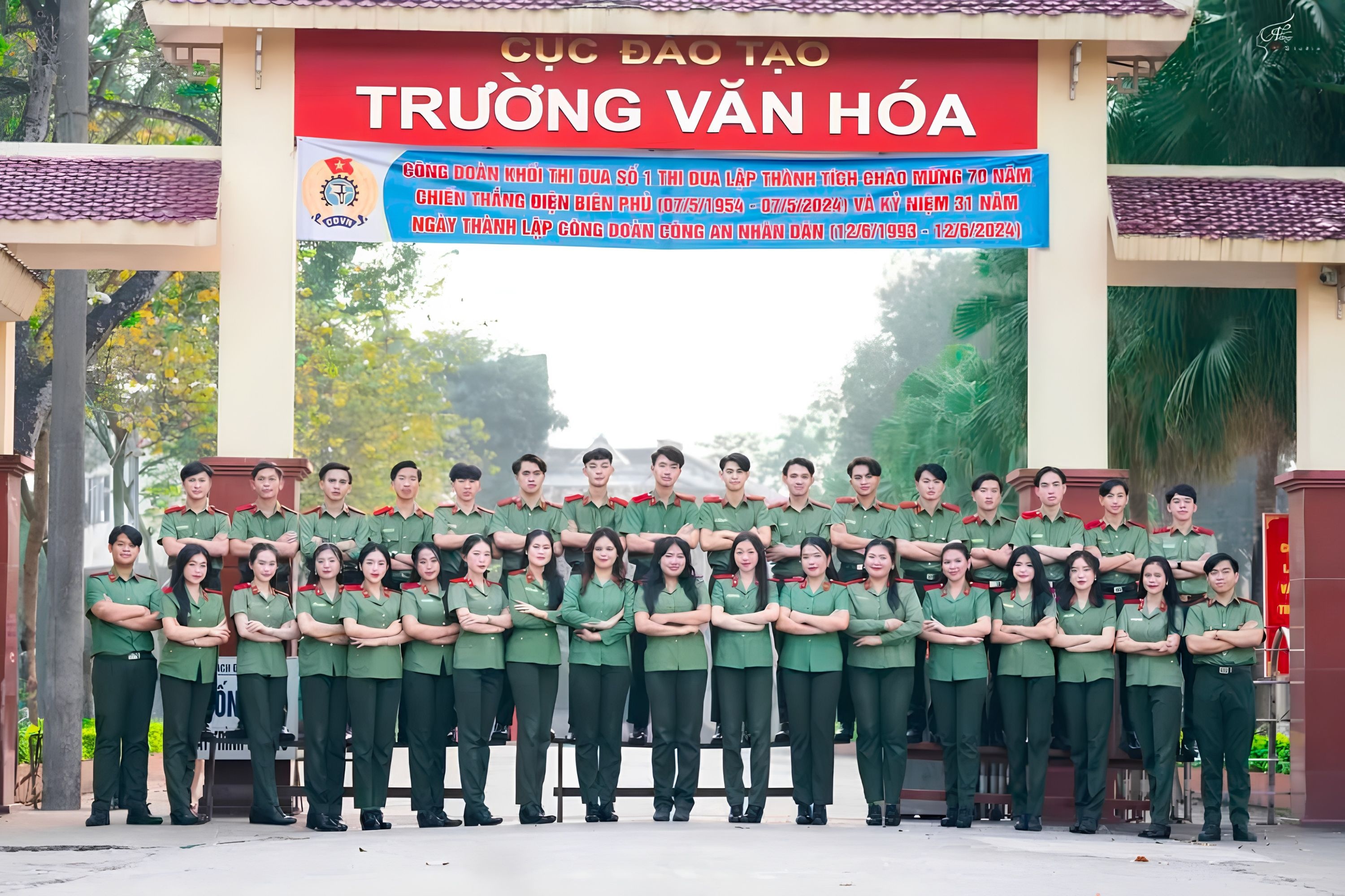 Danh tinh 34 nguoi mac quan phuc cong an trong anh gay sot MXH hinh anh