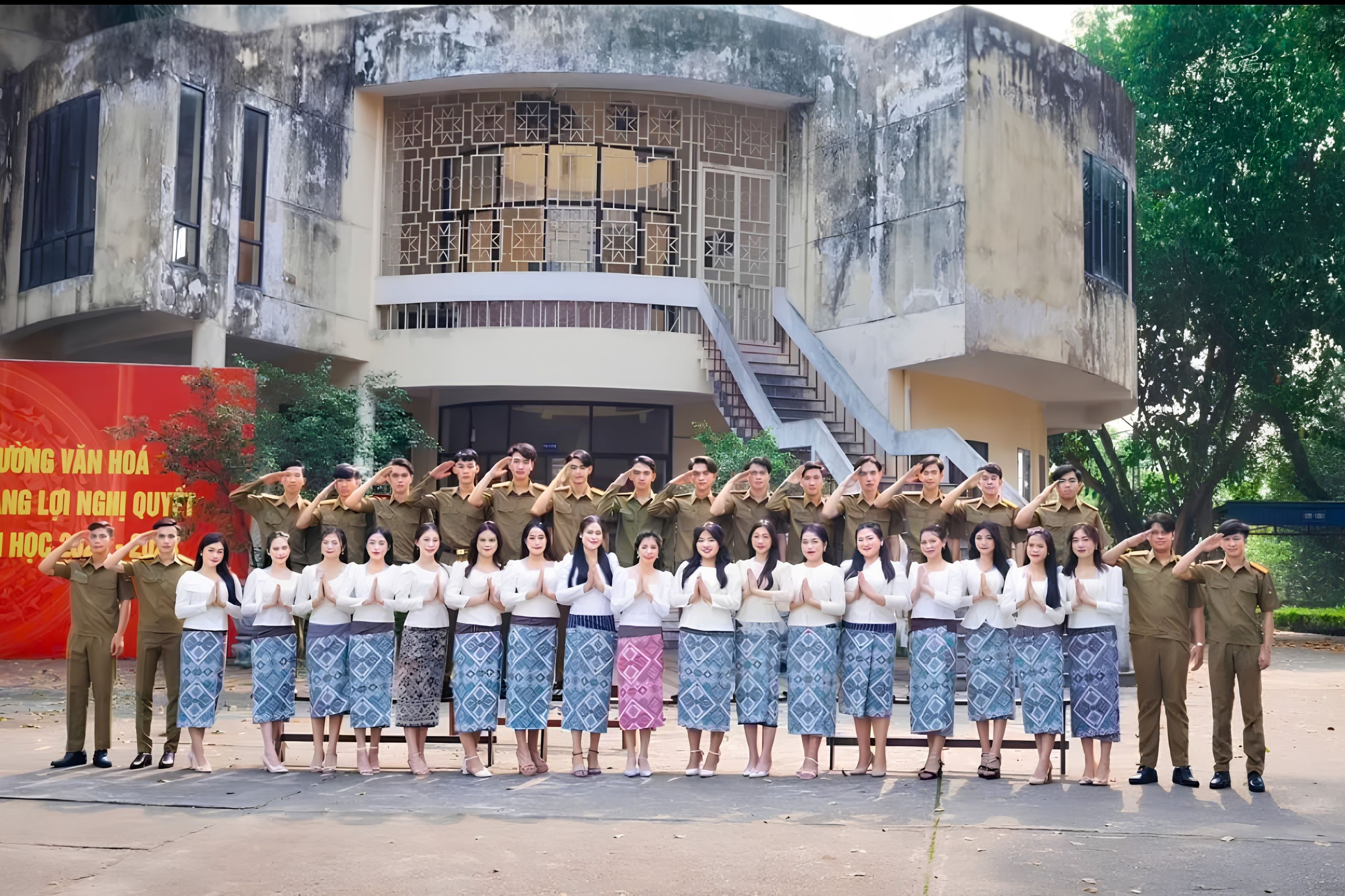 mac quan phuc cong an anh 3