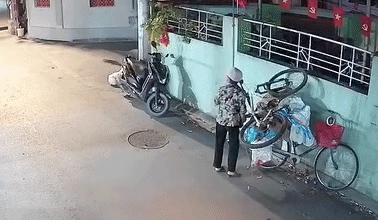 Dung xe dap truoc cua, chu nha soc khi co dong nat 'tien tay nhat' hinh anh
