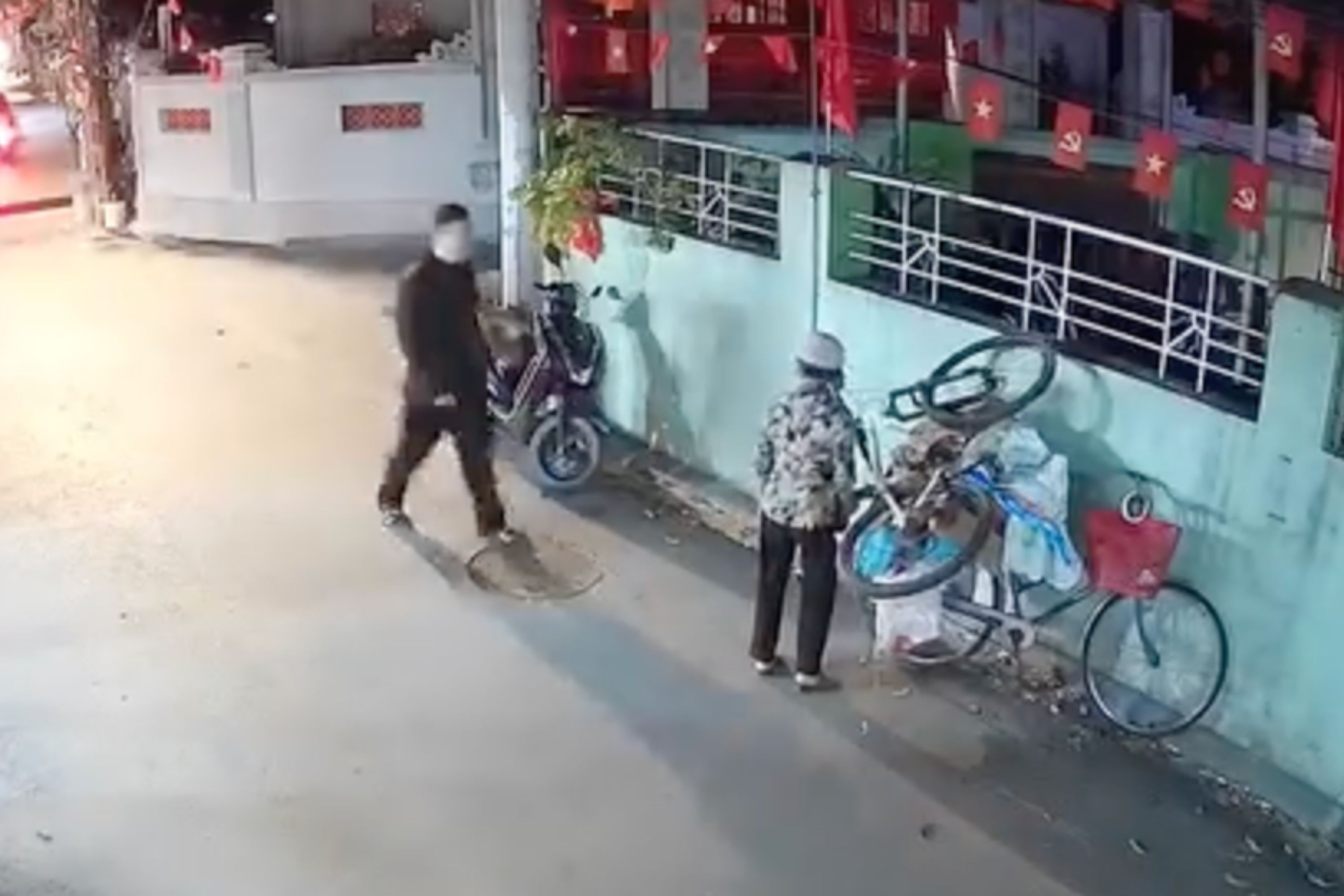 Chu nha 'dung hinh' khi thay co dong nat dat xe dap dung truoc cua hinh anh
