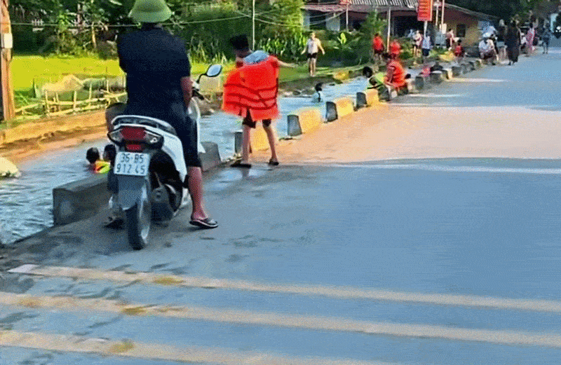 Hang chuc nguoi tam mat duoi con muong nam sat duong lon hinh anh