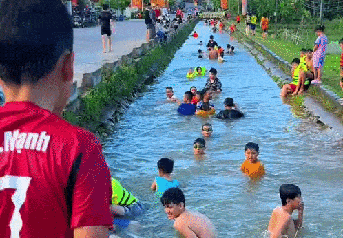 Con muong ngay sat duong lon, dong nghit nguoi tam tai Thanh Hoa hinh anh