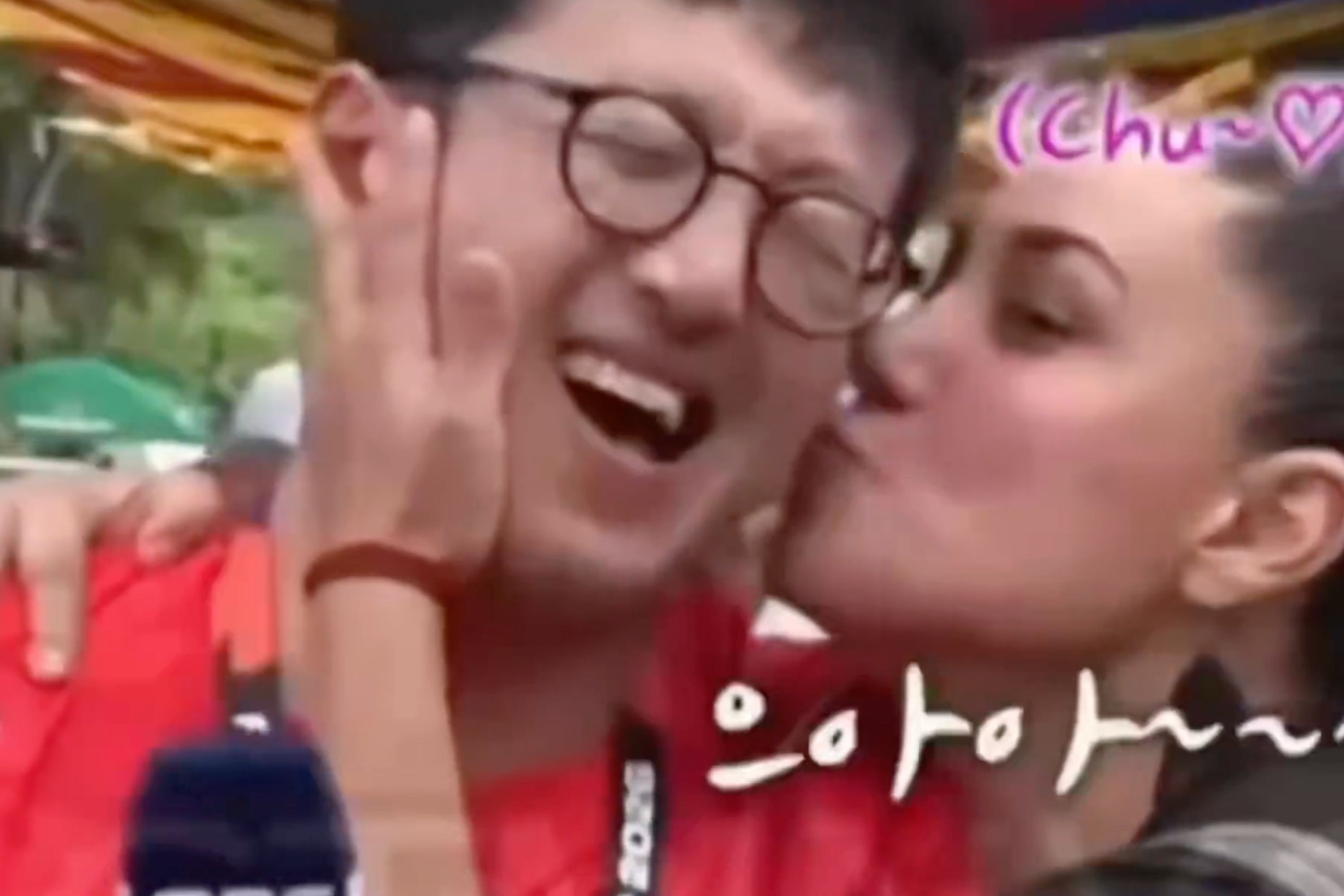 Clip nu CDV hon phong vien Han Quoc viral khap MXH hinh anh