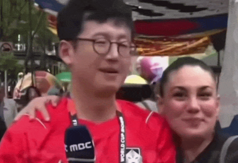 Nu CDV bat ngo hon phong vien Han Quoc tren song truc tiep World Cup hinh anh