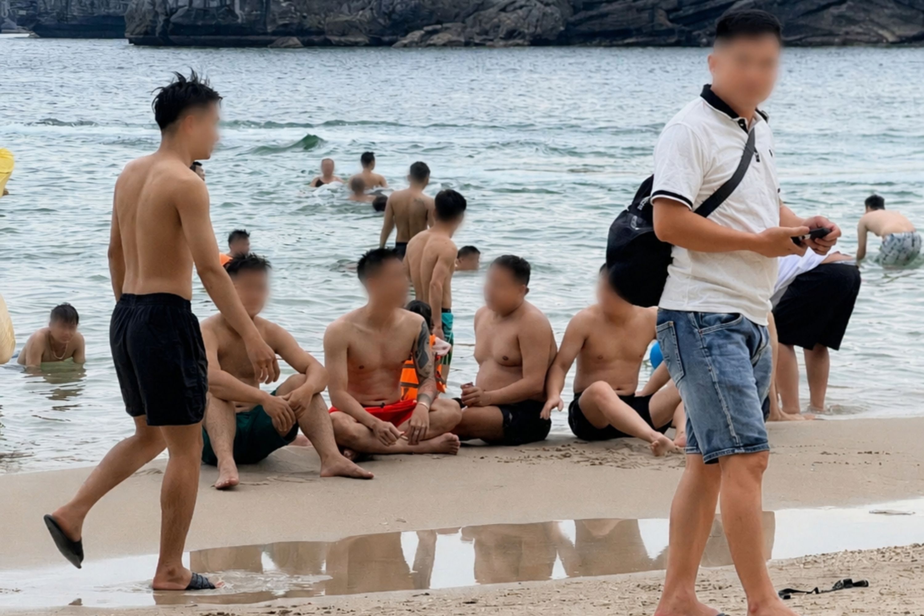 Nhom nu du khach buc xuc vi bi quay len khi mac bikini o bien Cat Ba hinh anh