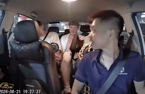 Tai xe taxi 'dung hinh' vi cau noi cua khach Tay sau cuoc xe hinh anh
