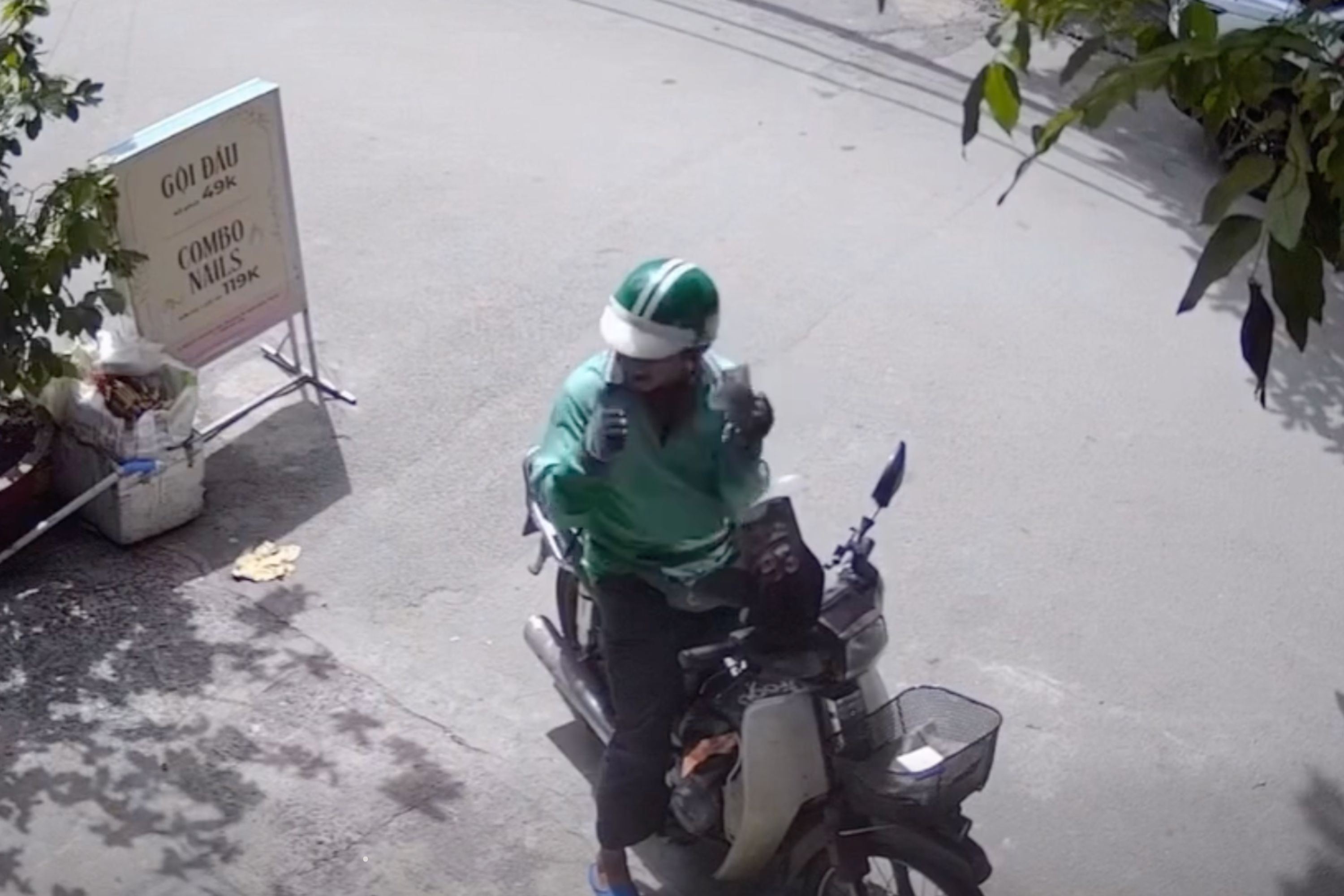 Shipper vui mung vi duoc khach boa them 7.000 dong giua trua nang hinh anh