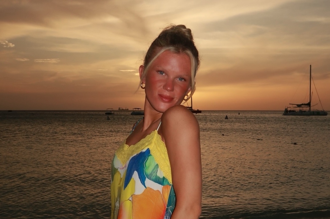 Co gai duoc Haaland 'de y' hinh anh