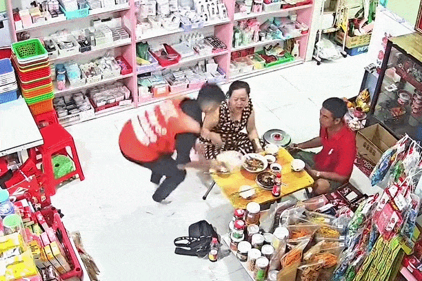 Shipper mien Tay vao nha, tu boi to com an cung gia chu gay sot hinh anh