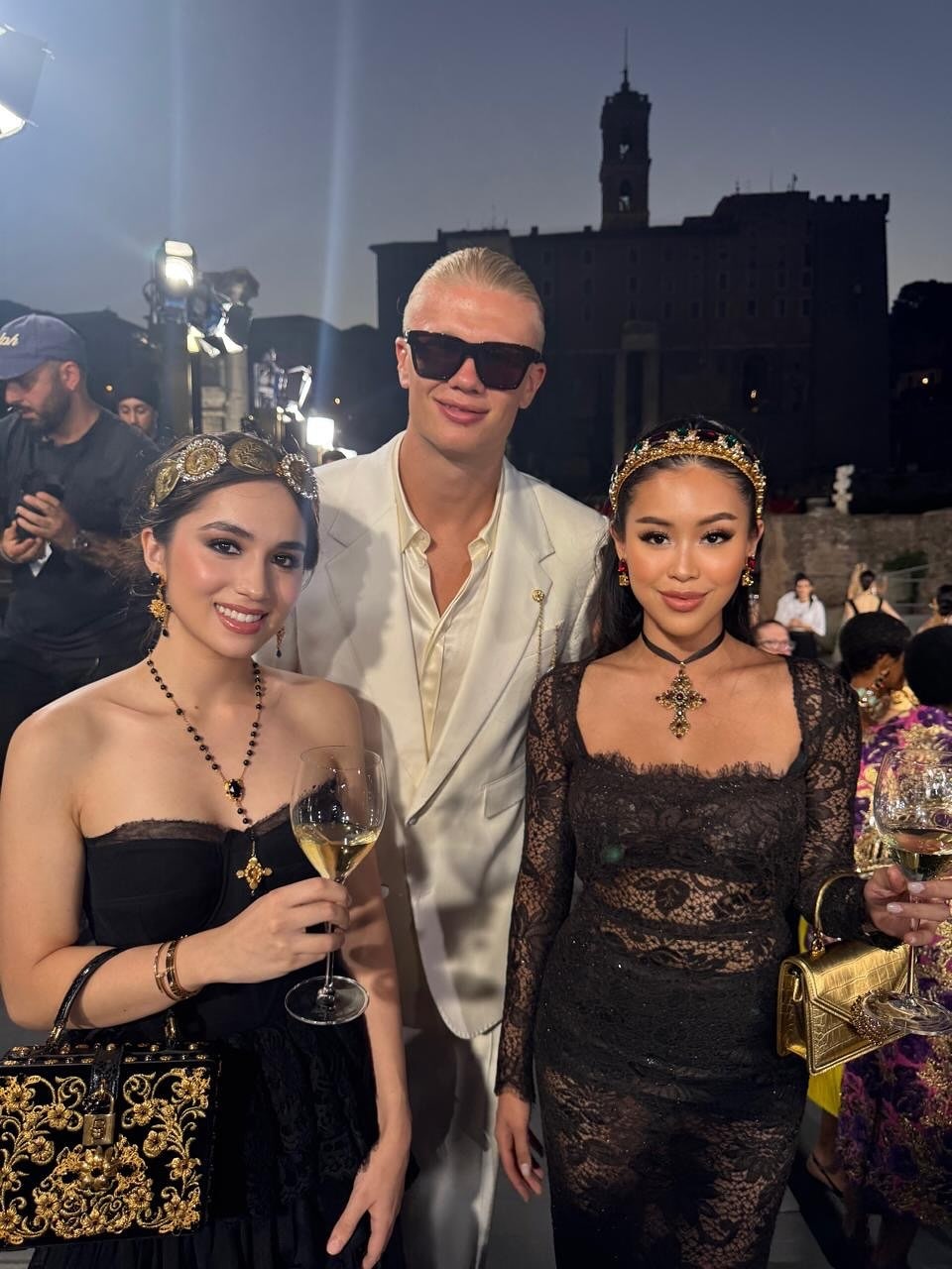 con g&aacute;i tỷ ph&uacute; ảnh 1
