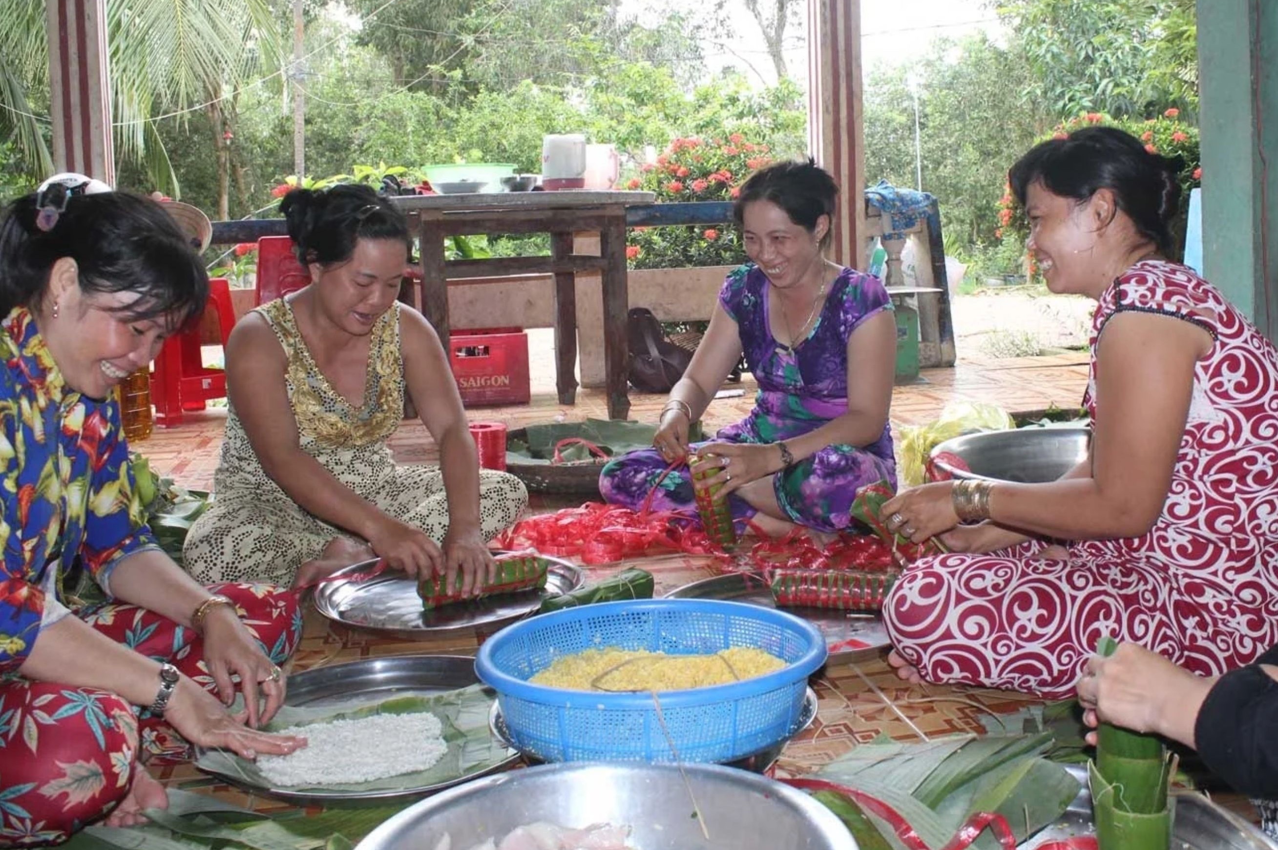 Vì sao đi ăn đám giỗ miền Tây, khách được gói phần mang về?