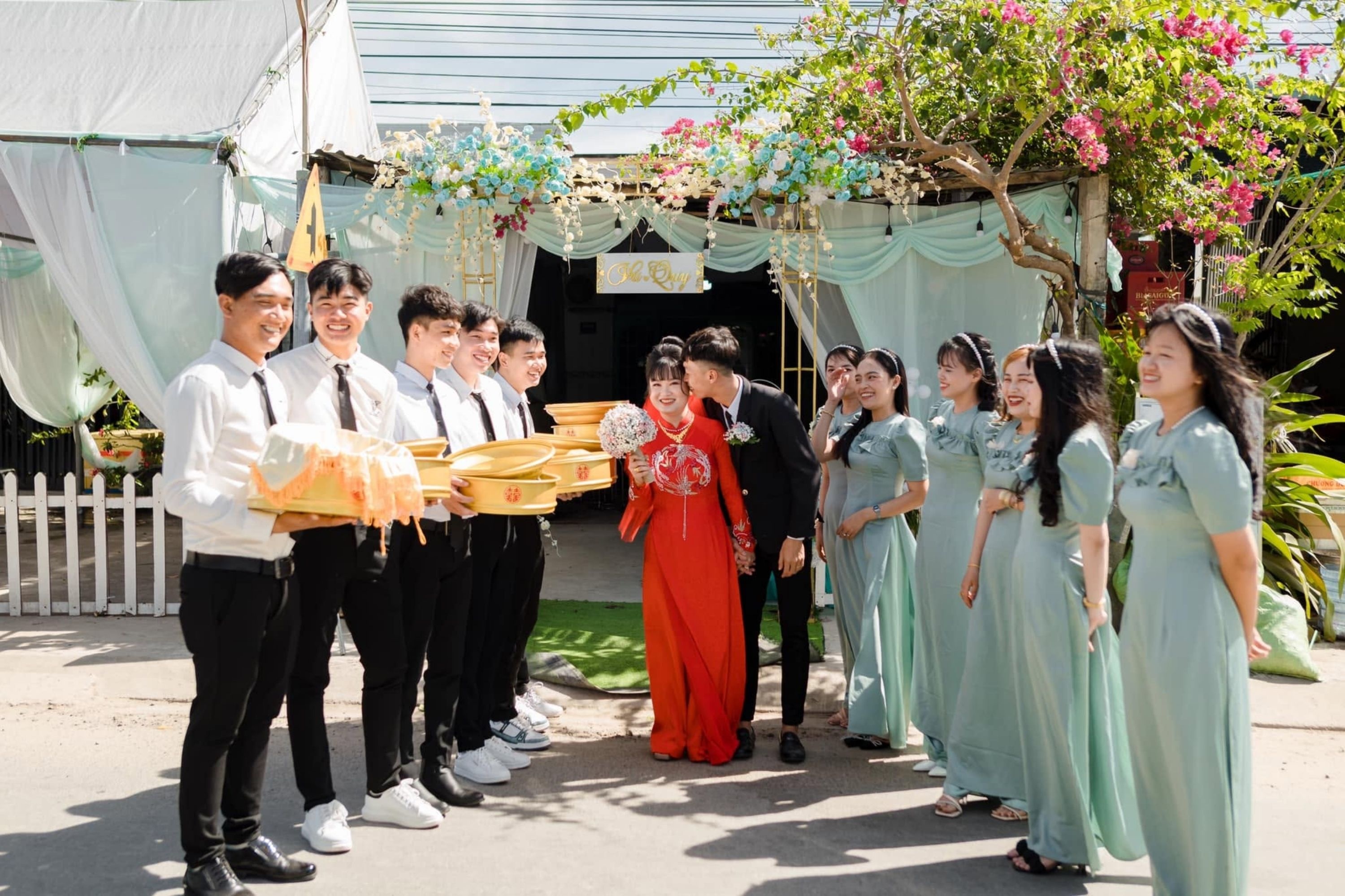 đ&aacute;m cưới miền T&acirc;y ảnh 1