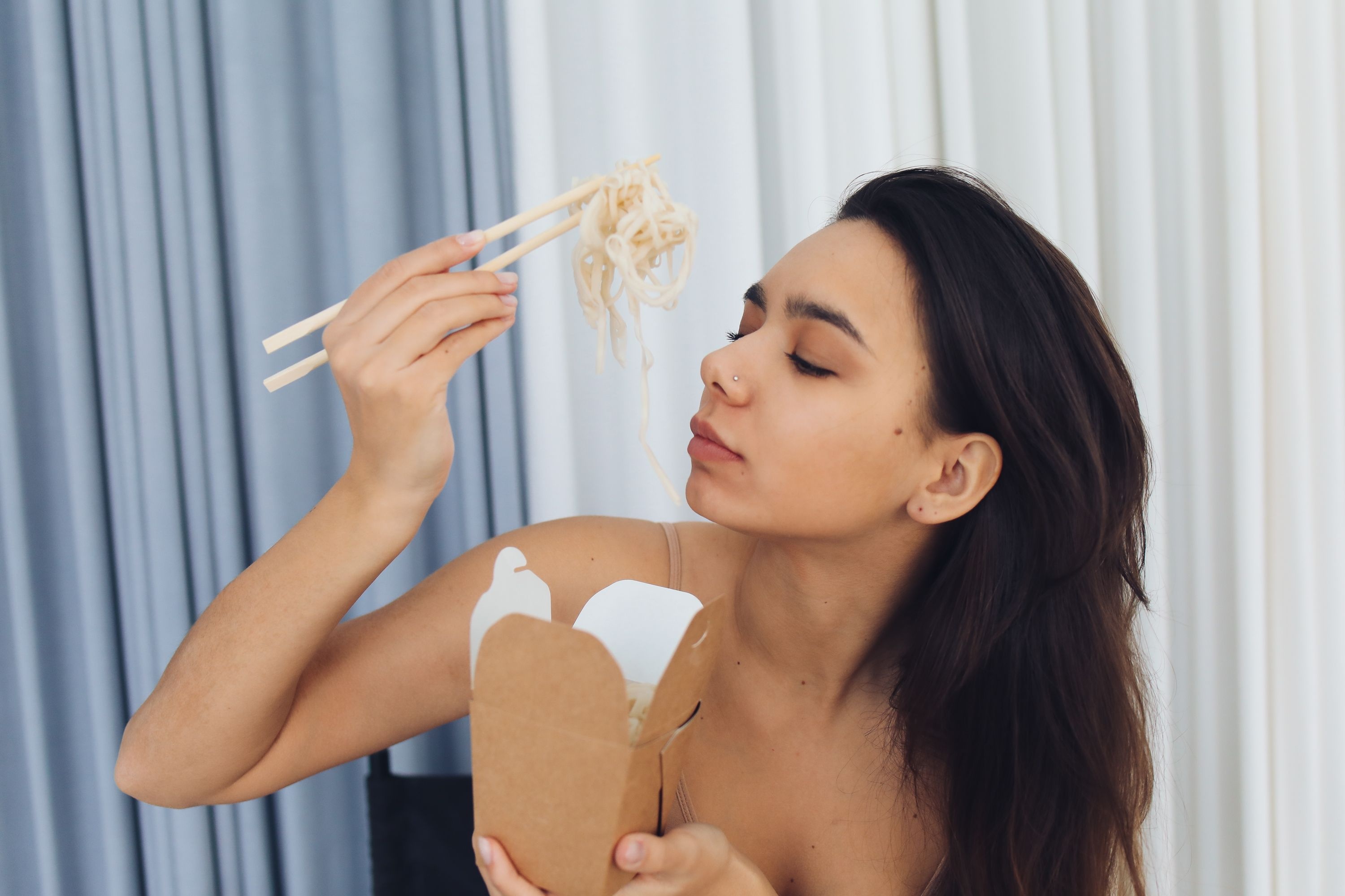 22h đói cồn cào, nên ăn hay đi ngủ?
