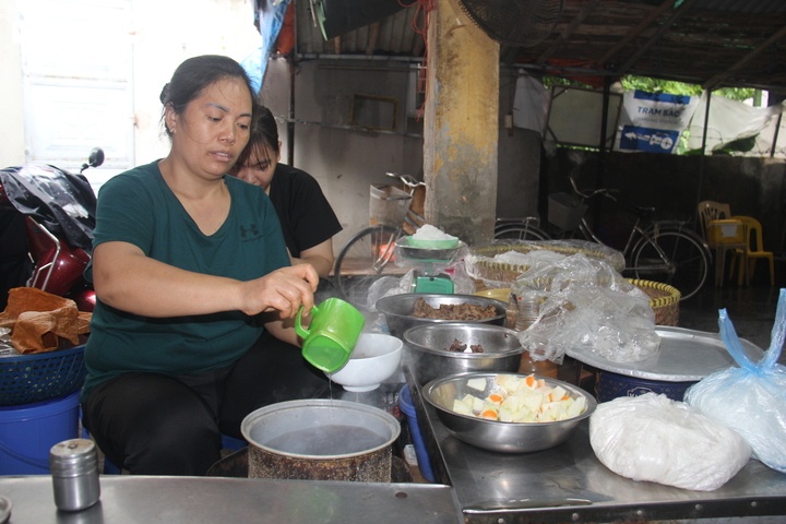 Những bát bún 10.000 đồng giữa chợ Hà Nội