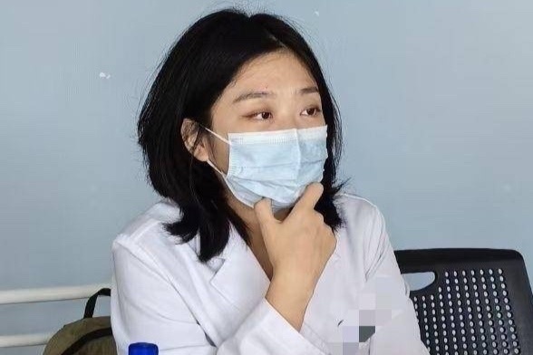 Nữ tiến sĩ y khoa Trung Quốc bỏ việc, đi giao hàng