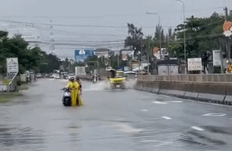 Quốc lộ 1 qua Lâm Đồng ngập, xe chết máy, người dân té ngã