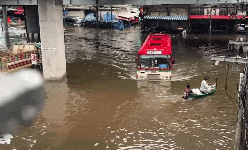 Cảnh xe buýt 'lội' qua dòng nước ngập sâu ở Bangkok viral khắp MXH