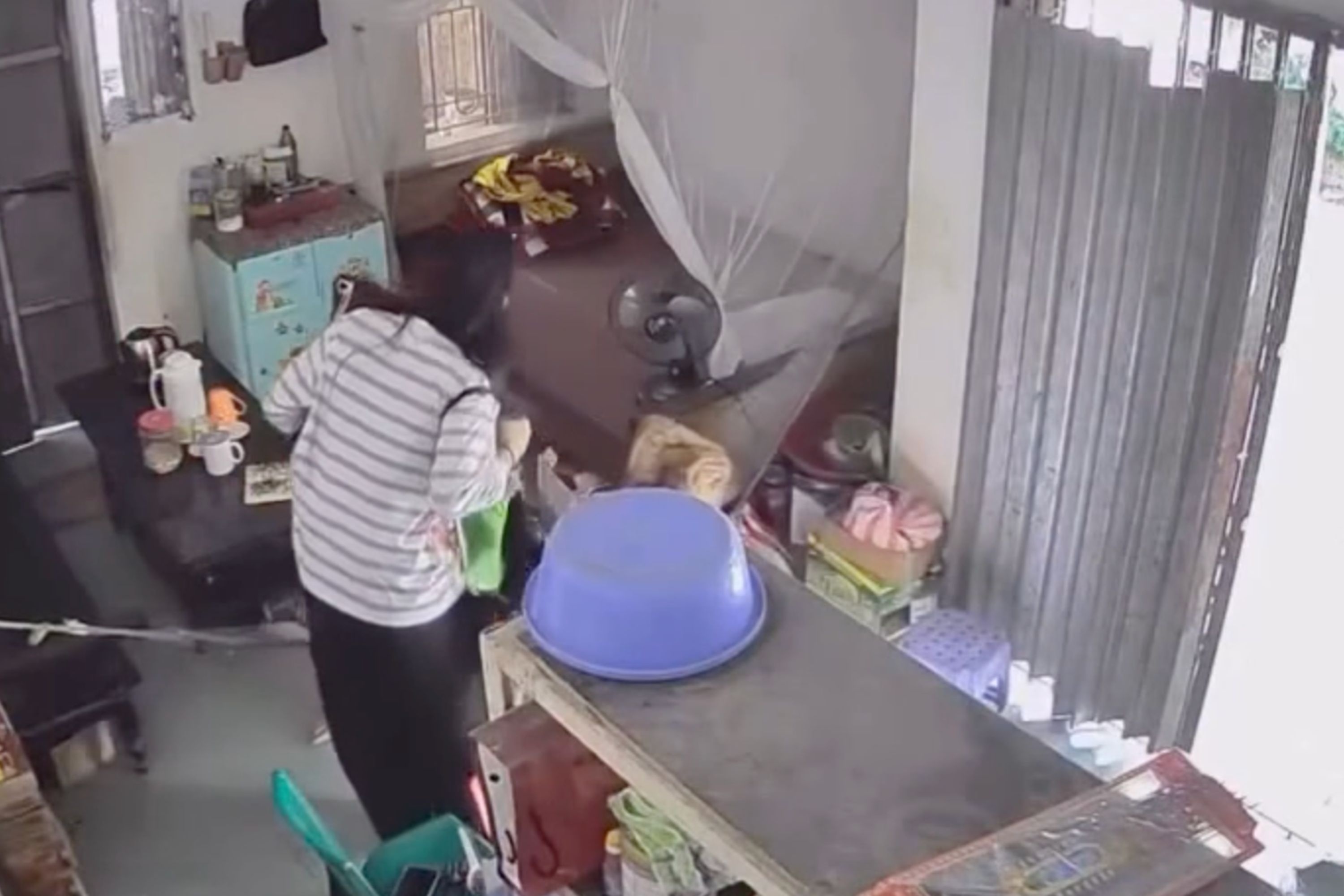 Bí mật trở về sau gần 2 năm xa nhà, cô gái khiến bà nội bật khóc nức nở
