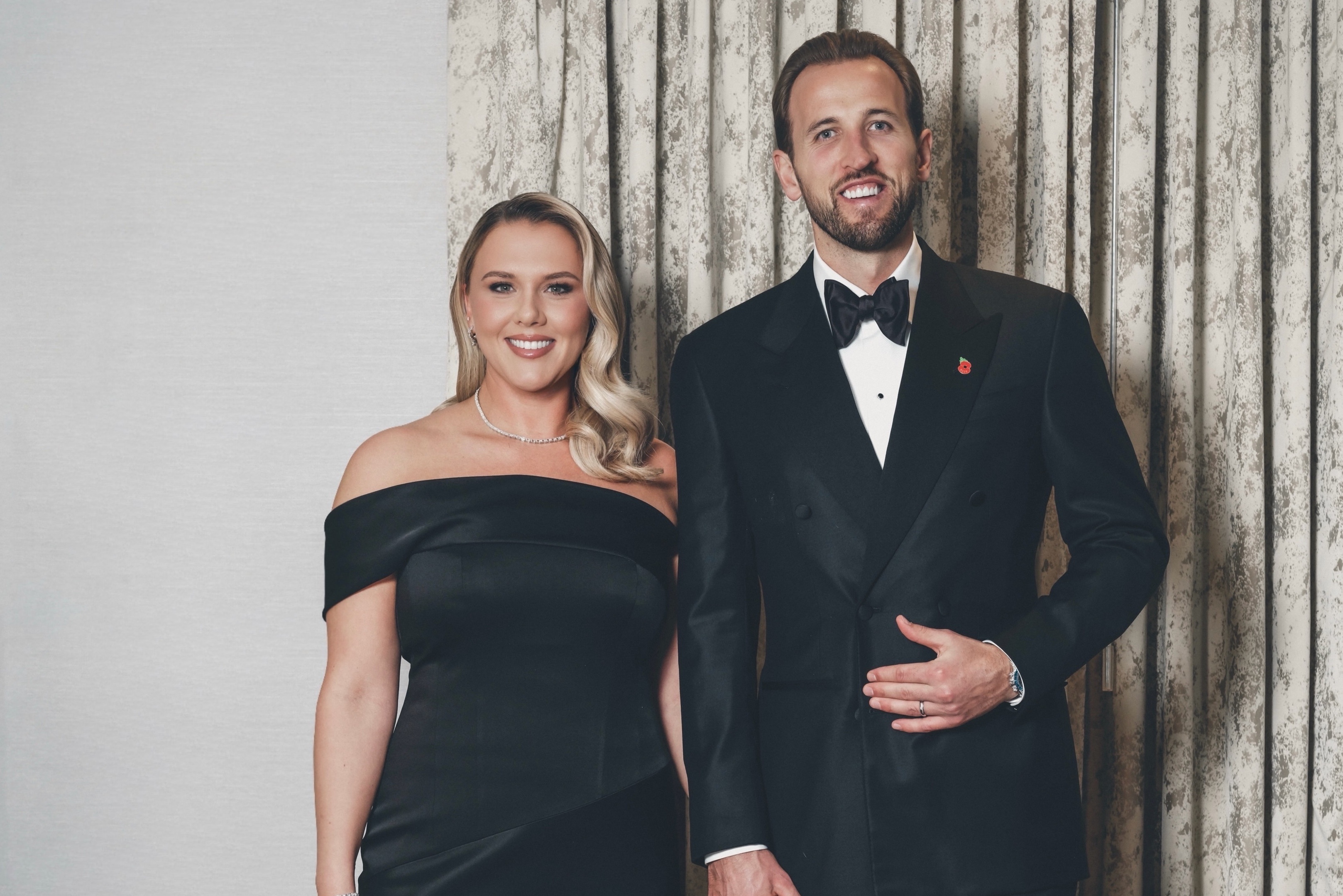 Harry Kane v&agrave; vợ ảnh 2