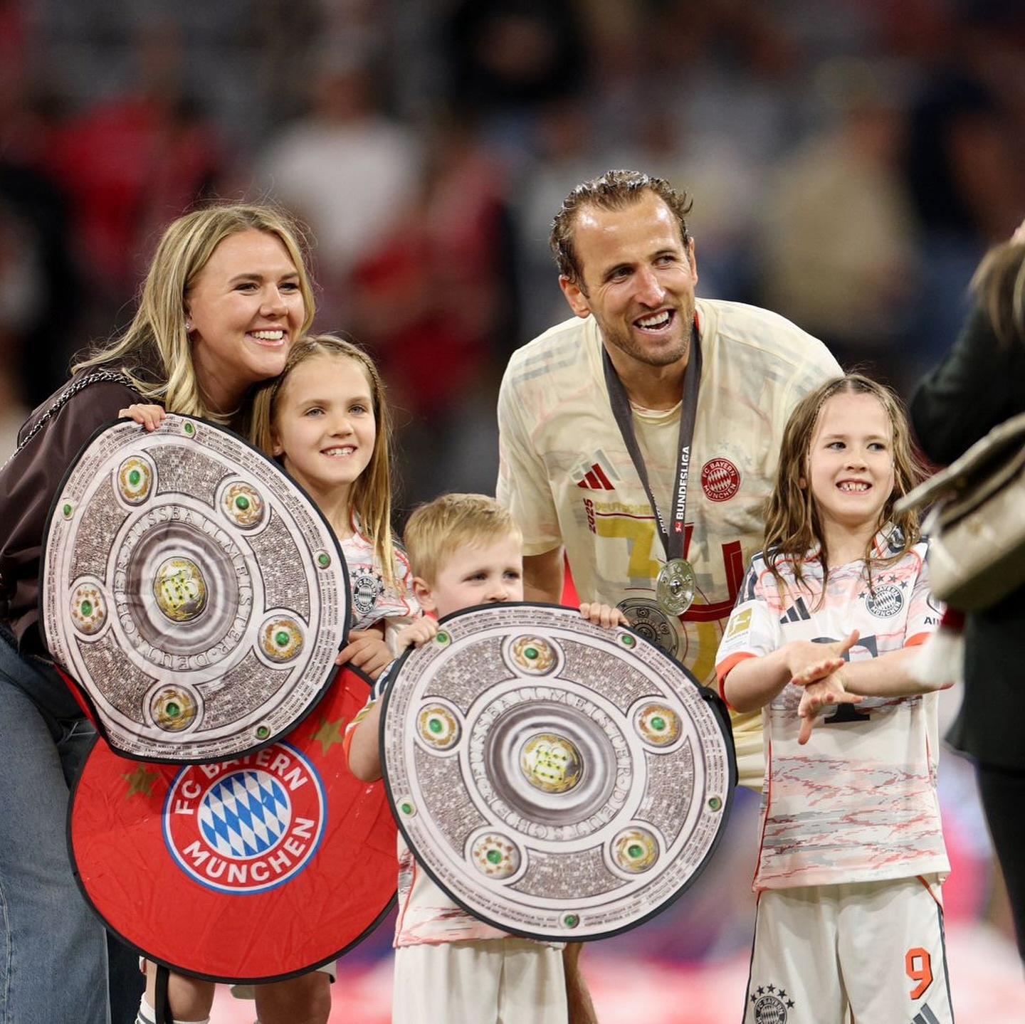 Harry Kane v&agrave; vợ ảnh 12