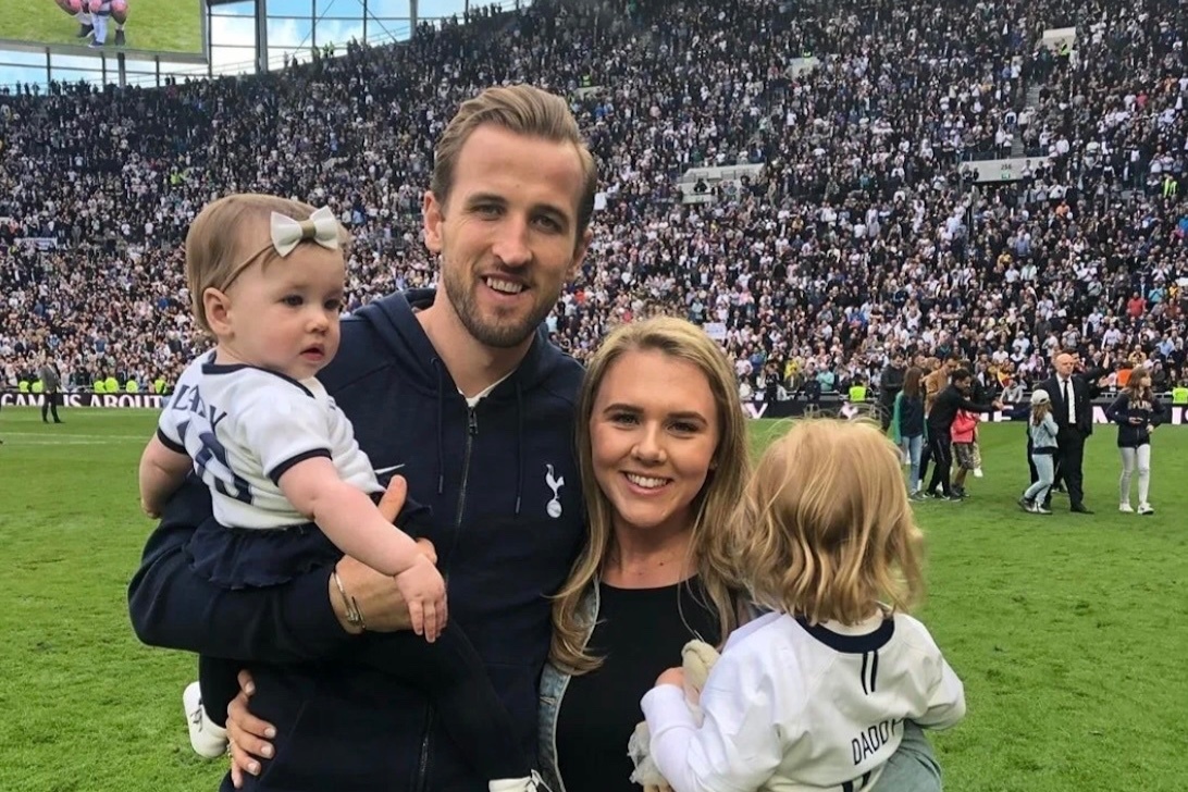 Harry Kane v&agrave; vợ ảnh 9