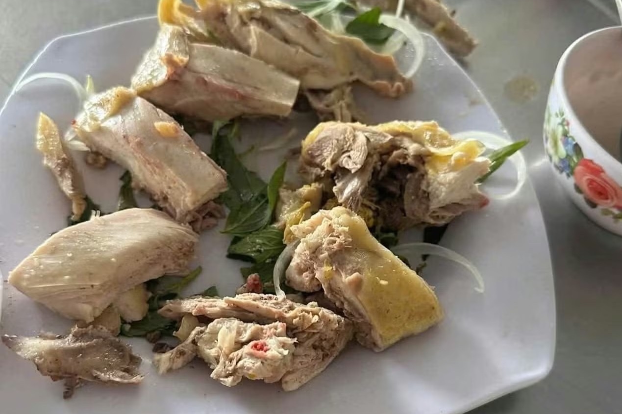Công an kiểm tra quán ăn bán bữa cơm bình dân giá 640.000 đồng