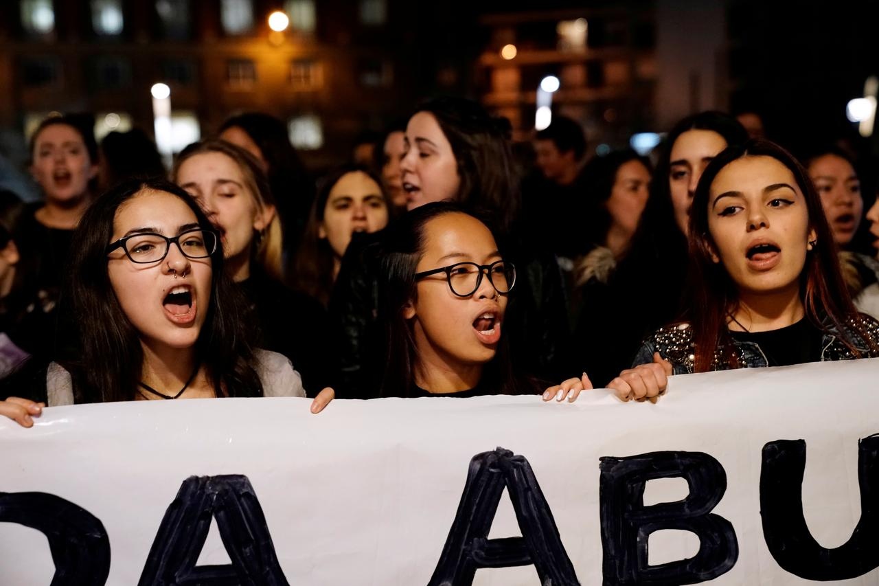 Bang nhom ‘Dan soi’ hiep dam tap the thieu nu tai Tay Ban Nha hinh anh