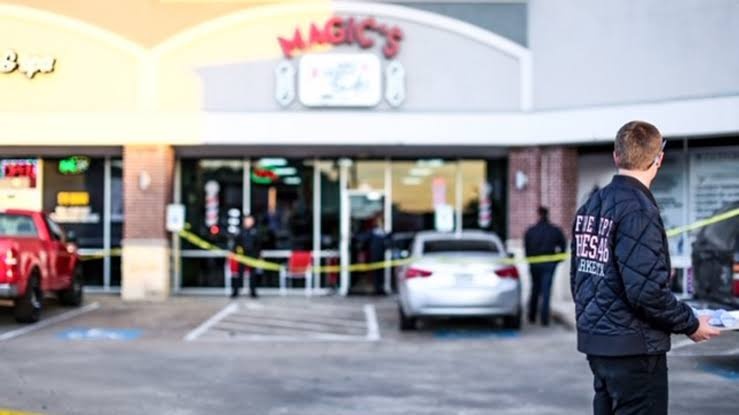 Khong hai long vi kieu toc cua con trai, cha ban tho cat toc ba phat hinh anh