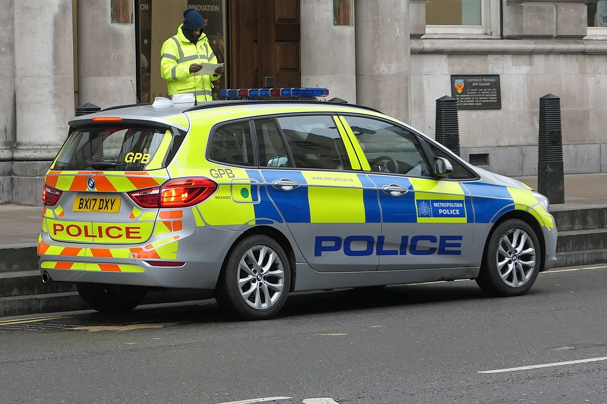 Canh sat Anh mua xe dien 2 trieu USD nhung bat cuop phai cho sac pin hinh anh