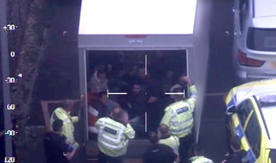 Bon nguoi lanh an 16 nam tu vi giau 29 nguoi Viet tren xe tai tai Anh hinh anh