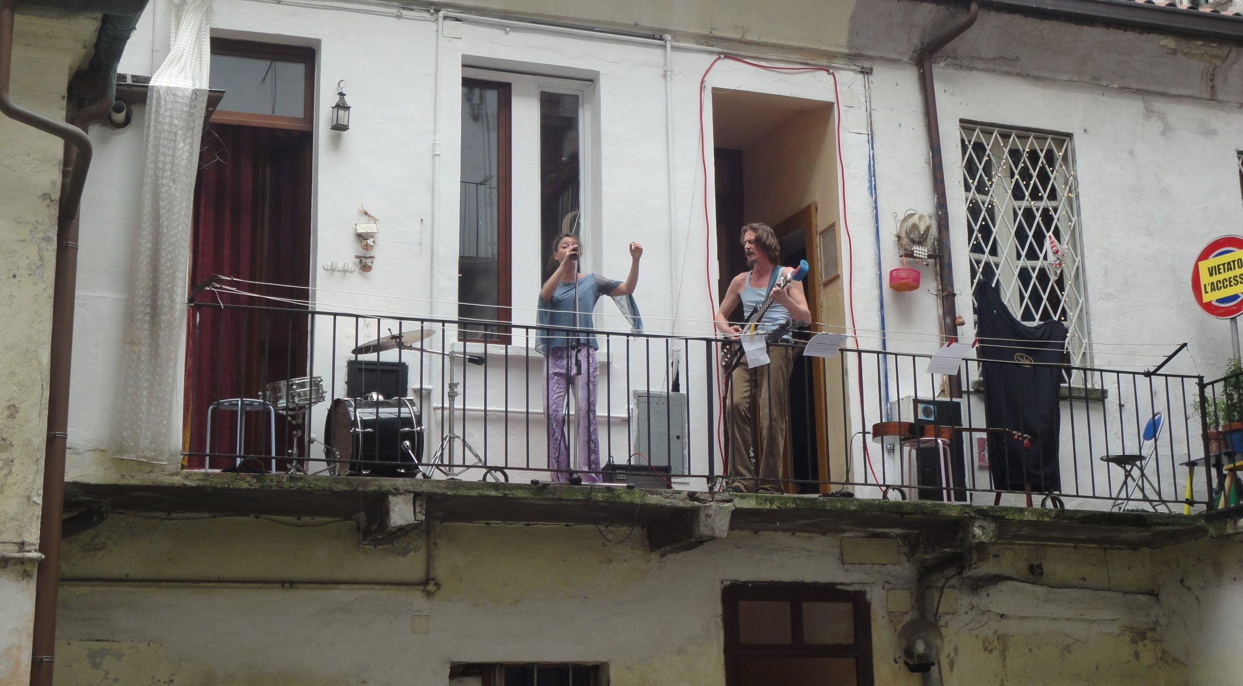 Bi phong toa di lai, nguoi Italy ra ban cong choi nhac giua dich virus hinh anh