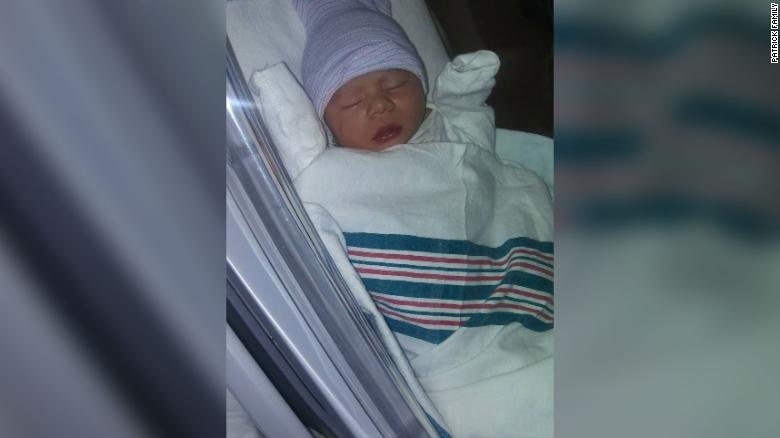 San phu My sinh con tren oto, dung khau trang that day ron cho be hinh anh