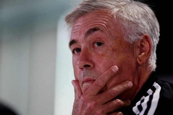 Phan ung cua HLV Ancelotti khi Real Madrid bi danh gia thap hinh anh