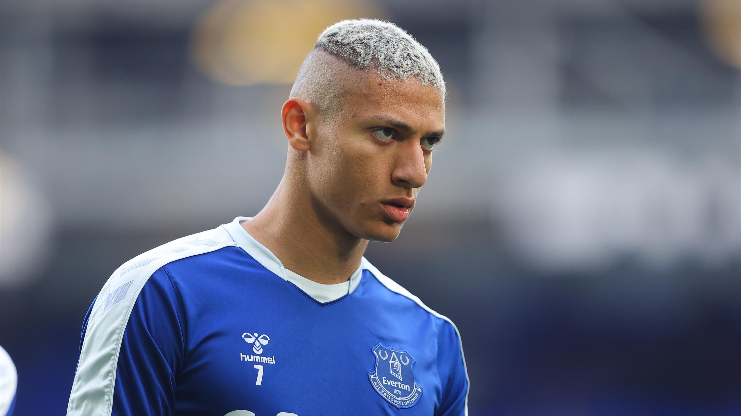 Richarlison len tieng sau khi bi phan biet chung toc hinh anh