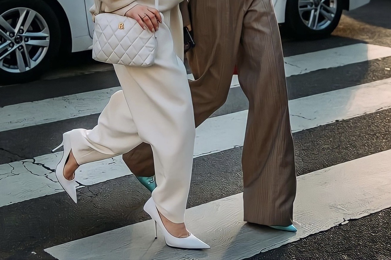 Chon van phong khong chi co giay cao got hinh anh