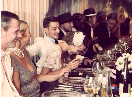 Arsenal tham bai, Oezil van tung bung mo tiec hinh anh