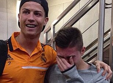 Fan bat khoc khi duoc chup anh cung Ronaldo hinh anh