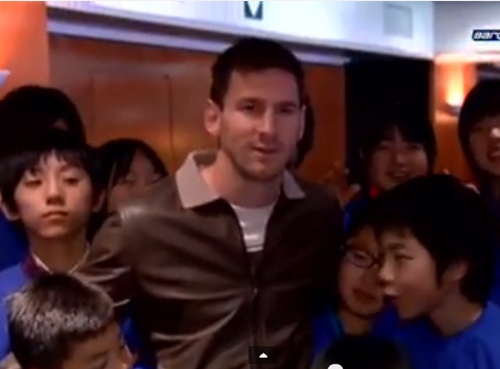 Messi dua nan nhan song than toi san Camp Nou hinh anh