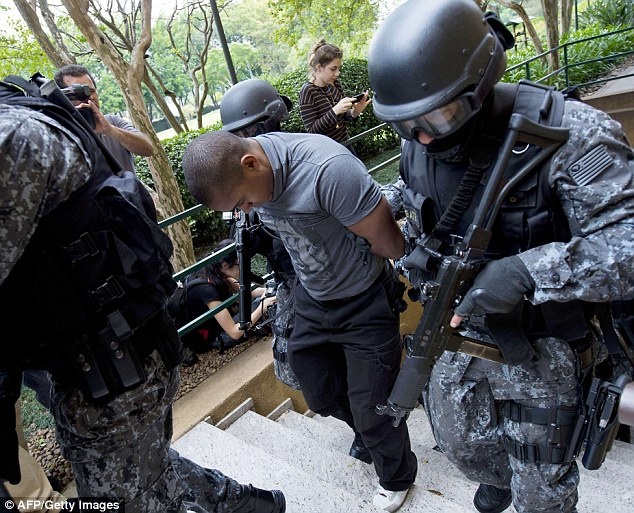 Brazil dien tap chong khung bo truoc them World Cup hinh anh