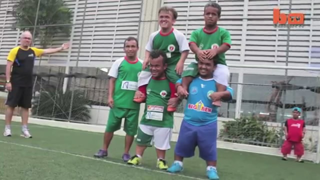 Doi bong nguoi lun kieu nhau lam hang rao chong da phat hinh anh