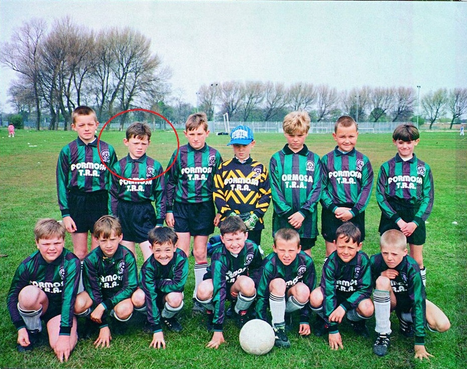 Rooney lọt thỏm khi đứng cùng các cậu bé của Copplehouse Boys. Ảnh: Facebook.