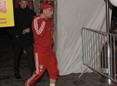 Thay tro Guardiola tiec tung thau dem mung vo dich som hinh anh