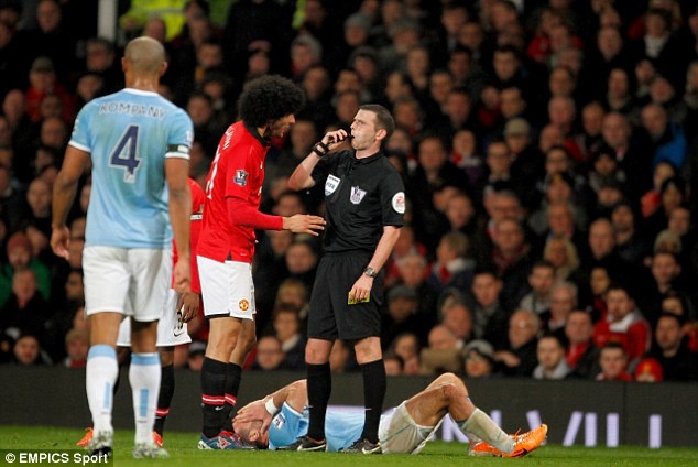 Fellaini co the gap tai hoa vi keu oan hinh anh