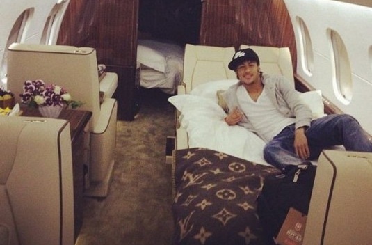 Sao Brazil duoc phuc vu nhu nhung ong hoang o World Cup hinh anh