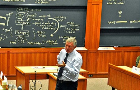 Sir Alex doi nghe lam giang vien Dai hoc Havard hinh anh