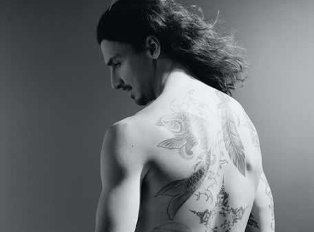 Ibrahimovic ban nude khoe hinh xam tren tap chi hinh anh