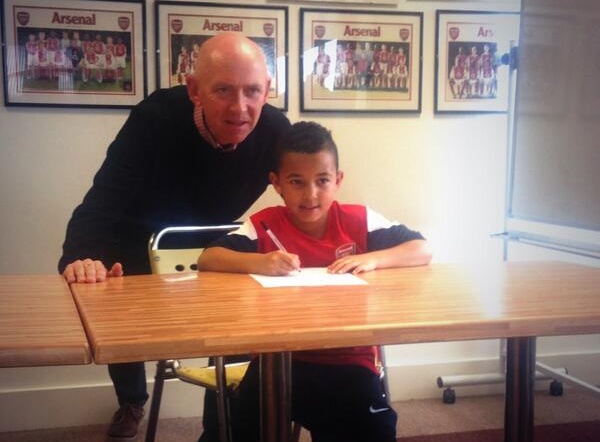 Sao M.U cho con trai dau quan Arsenal hinh anh