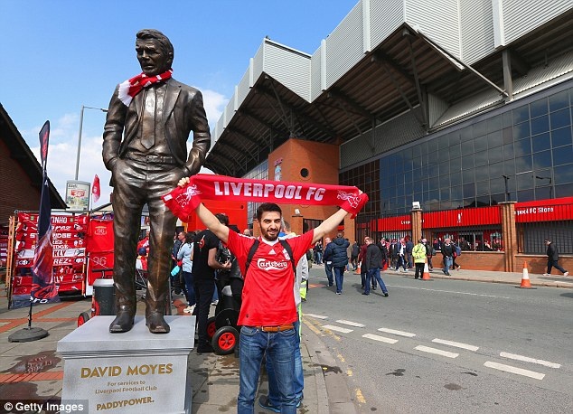 David Moyes duoc dung tuong ghi cong truoc san Liverpool hinh anh